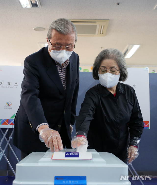 [서울=뉴시스]국회사진기자단 = 김종인 국민의힘 비대위원장과 부인인 김미경 이화여대 명예교수가 4·7 재보궐 선거일인 7일 서울 종로구 하비에르국제학교에 마련된 평창3투표소에서 투표를 하고 있다. 2021.04.07. photo@newsis.com