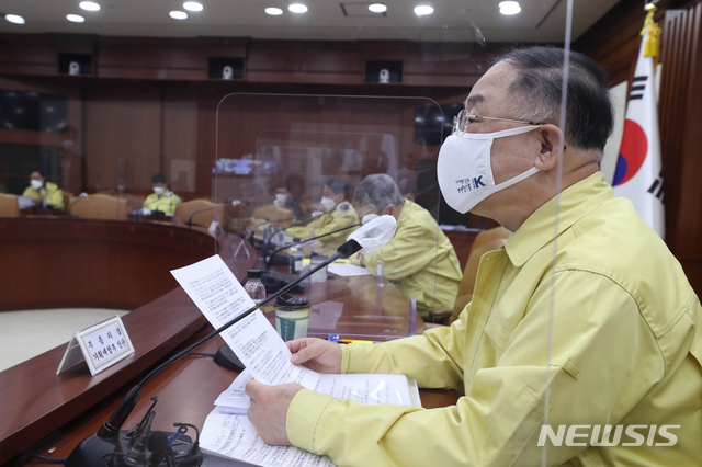 [서울=뉴시스]김명원 기자 = 홍남기 경제부총리 겸 기획재정부 장관이 7일 오전 서울 종로구 정부서울청사에서 열린 제33차 비상경제 중앙대책본부 회의 겸 제11차 한국판 뉴딜 관계장관회의에 참석해 발언하고 있다. (공동취재사진) 2021.04.07. photo@newsis.com