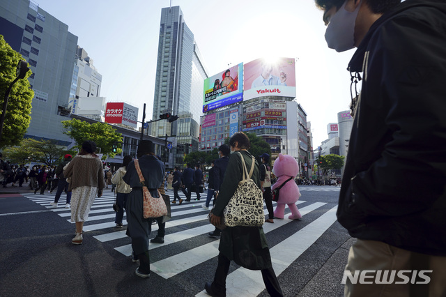[도쿄=AP/뉴시스]지난 7일 일본 도쿄에서 마스크를 쓴 시민들이 시부야 구역 건널목을 건너고 있다. 2021.04.08.