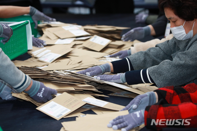 [서울=뉴시스]조수정 기자 ='2021 서울특별시장 보궐 선거' 개표가 진행되고 있는 경기상업고등학교 체육관에서 개표 사무원들이 개표활동을 하고있다. (공동취재사진) 2021.04.07. photo@newsis.com