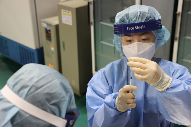 [구례=뉴시스]김석훈 기자 = 전남 구례군이 8일부터 75세 이상 주민 4000여명을 대상으로 화이자 백신 접종을 시작한 가운데 백신 접종센터가 설치된 구례실내체육관에서 의료진이 주사기에 백신을 나누고 있다. (사진=구례군청 제공) 2021.04.08. photo@newsis.com *재판매 및 DB 금지