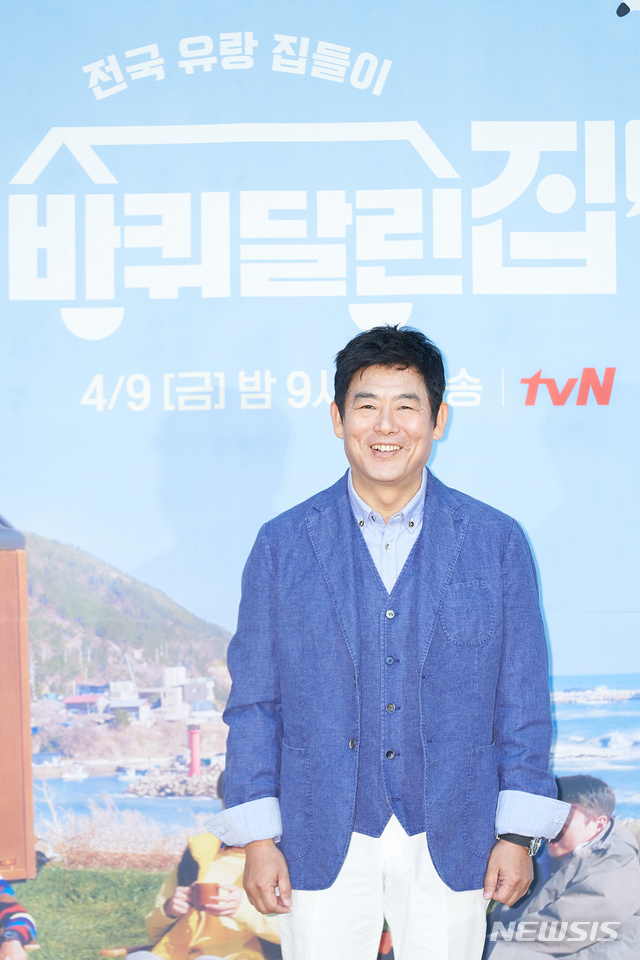 [서울=뉴시스]성동일이 9일 열린 tvN 예능 '바퀴 달린 집2' 제작발표회에 참석했다. (사진=tvN 제공) 2021.04.09. photo@newsis.com