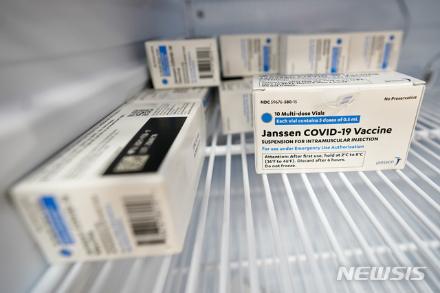 [뉴욕=AP/뉴시스] 8일(현지시간) 미국 뉴욕에 있는 코로나19 백신 접종소 냉장고에 존슨앤드존슨 백신이 보관돼있다. 2021.04.09. 