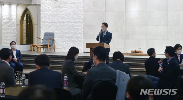 [서울=뉴시스]국회사진기자단 = 더불어민주당 초선의원 모임 간사역할을 하고 있는 고영인 더불어민주당 의원이 9일 서울 여의도 CCMM빌딩에서 열린 초선의원들 긴급모임에 참석, 회의를 주재하고 있다. 더불어민주당 초선 의원들은 이번 모임에서 4·7 재·보궐 선거 참패 이후 당이 나아가야 할 방향 등을 논의했다. 2021.04.09. photo@newsis.com