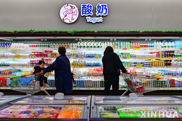 [칭저우=신화/뉴시스] 중국 산둥성 웨이팡에서 시민들이 슈퍼마켓을 찾아 쇼핑을 하고 있다. 2021.04.10