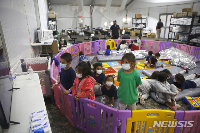 [도나( 미 텍사스주)= AP/뉴시스] 텍사스주 이민국의 한 아동이민 수용소 에서 3월 30일 아이들이 비좁은 초만원 놀이공간 바닥에 매트를 깔아놓은 위에 수용되어 있다.  