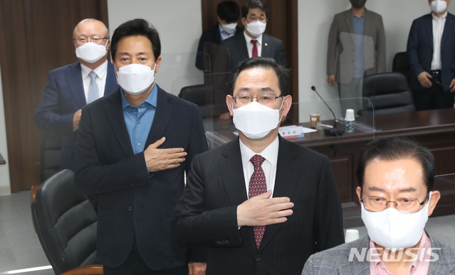 [서울=뉴시스]김진아 기자 = 주호영 국민의힘 대표 권한대행과 오세훈 서울시장을 비롯한 참석자들이 11일 오후 서울 여의도 당사에서 열린 국민의힘·서울시 부동산정책협의회에서 국민의례를 하고 있다. (공동취재사진) 2021.04.11. photo@newsis.com