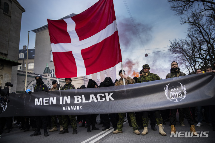 [코펜하겐=AP/뉴시스]지난 4월10일(현지시간)자 사진으로, 덴마크 '멘 인 블랙' 시위대가 덴마크의 코로나19 규제에 반대하며 거리를 행진하고 있다. 2021.09.10.