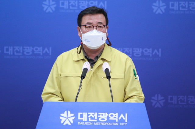 [대전=뉴시스] 정해교 대전시 보건복지국장이 12일 시청 기자회견장에서 코로나19 발생현황을 설명하고 있다.  