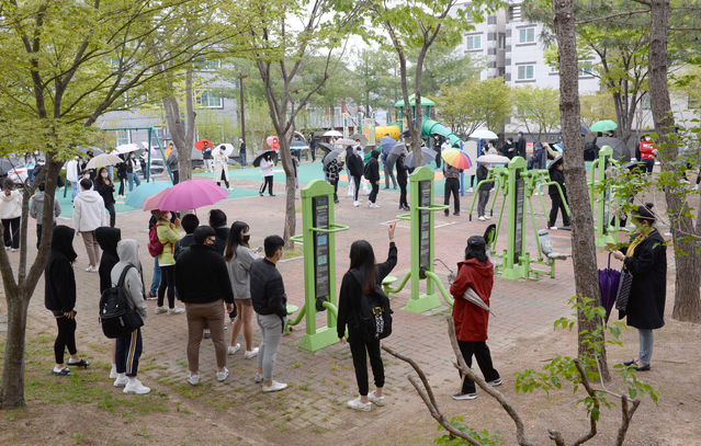 [울산=뉴시스] 배병수 기자 = 울산 울주군에 있는 자동차부품업체 우수 'AMS'에서 코로나19 집단감염이 발생하자 12일 오전 울산 울주군보건소에 마련 된 선별진료소 앞 놀이터에서 시민들이 코로나19 검사를 받기 위해 줄을서서 기다리고 있다. 2021.04.12. bbs@newsis.com 