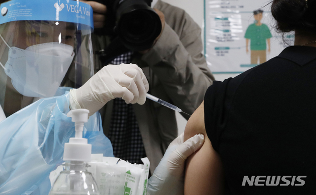 [서울=뉴시스]이윤청 기자 = 아스트라제네카(AZ) 백신 접종이 재개된 지난 12일 서울 중랑구 보건소에서 한 특수교육 종사자가 백신 접종을 받고 있다. (공동취재사진) 2021.04.12. photo@newsis.com