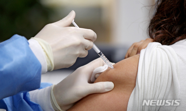 [대구=뉴시스] 대구 서구보건소에서 접종 대상자들이 백신을 맞고 있다. 뉴시스DB. 2021.08.23. photo@newsis.com