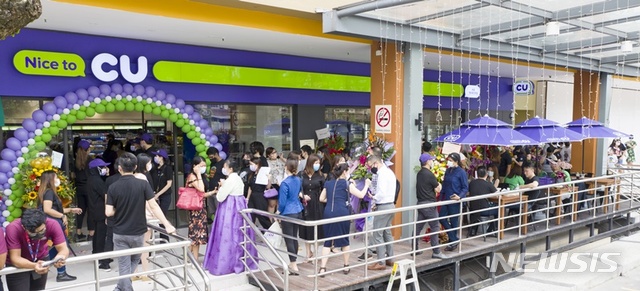 [서울=뉴시스]CU가 지난 1일 말레이시아 쿠알라룸푸르에 오픈한 1호점 'CU센터포인트점'이 현지 고객들이 몰리며 문전성시를 이루고 있다. 2021.04.13 (사진 = CU 제공) photo@newsis.com