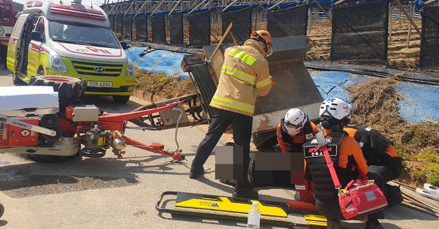 [전주=뉴시스] 경운기가 전도되는 사고가 발생해 119대원들이 구조 작업을 벌이고 있다. (사진= 뉴시스 DB) photo@newsis.com *재판매 및 DB 금지