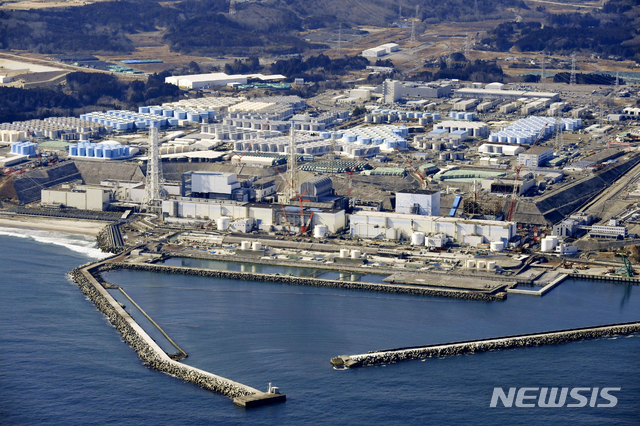 [도쿄=AP/뉴시스]스가 요시히데 일본 총리가 13일 도쿄에서 열린 각료회의 후 후쿠시마 원전 방사성 물질 오염수의 "해상 방류가 현실적"이라며 오염수를 희석하는 설비공사와 규제 대응을 거쳐 2년 뒤 방류할 계획"이라고 밝혔다. 사진은 지난 2월 13일 일본 동북부 후쿠시마현에 있는 후쿠시마 제1 원자력 발전소의 모습. 2021.04.13.