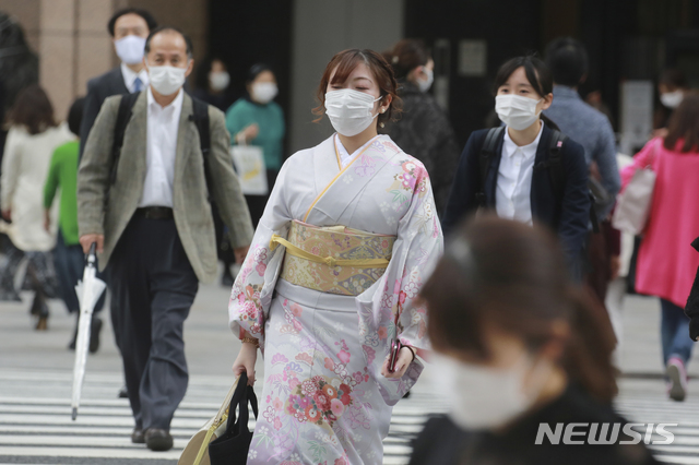 [도쿄=AP/뉴시스]4월13일 일본 도쿄에서 코로나19의 확산을 막기 위해 마스크를 쓴 사람들이 거리를 걷고 있다. 일본 오사카부에서 코로나19 신규 확진자가 1000명을 넘어서 역대 최다를 기록했다고 현지 언론이 전했다. 2021.04.13.