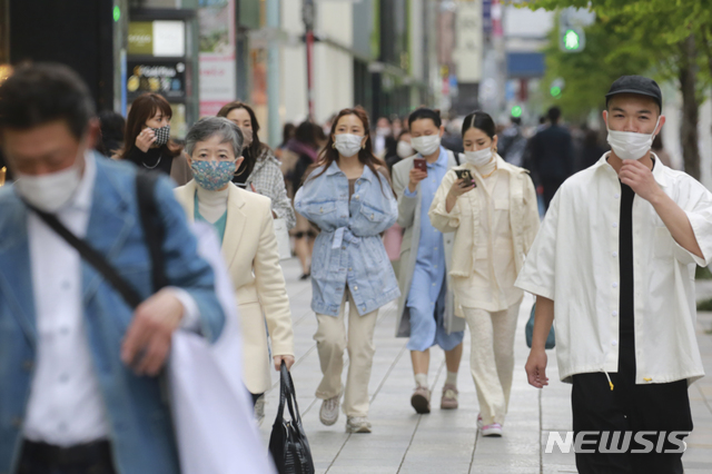 [도쿄=AP/뉴시스]13일 일본 도쿄에서 코로나19의 확산을 막기 위해 마스크를 쓴 사람들이 거리를 걷고 있다. 오사카부에서 코로나19 신규 확진자가 연일 1000명을 넘고 있다. 2021.04.13.