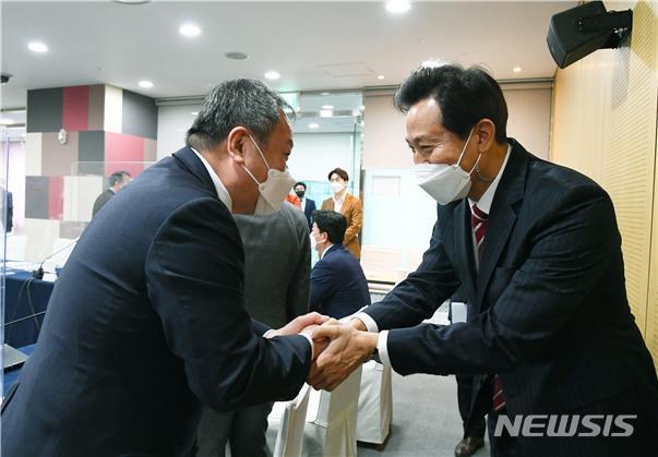 [서울=뉴시스] 김인호 서울시의회 의장과 오세훈 서울시장이 14일 오전 10시 서울시청 간담회장에서 열린 현안간담회에 참석했다. (사진=서울시의회 제공) 2021.04.14. photo@newsis.com