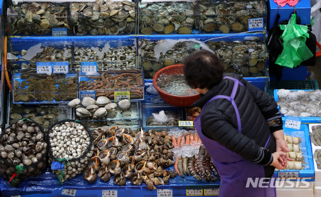 [서울=뉴시스] 노량진수산시장의 한 상인의 모습. 