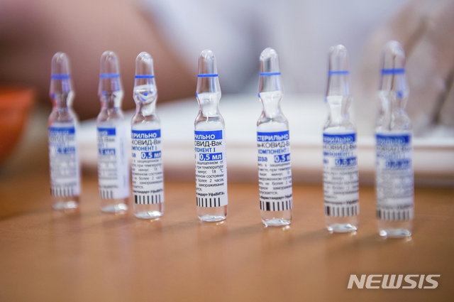  [부다페스트=AP/뉴시스] 러시아 코로나19 백신인 스푸트니크 브이의 주사약 병이 14일 헝가리 수도 병원에서 환자에 접종 주사되기 위해 가지런히 준비되어 있다. 2021. 4. 14.  