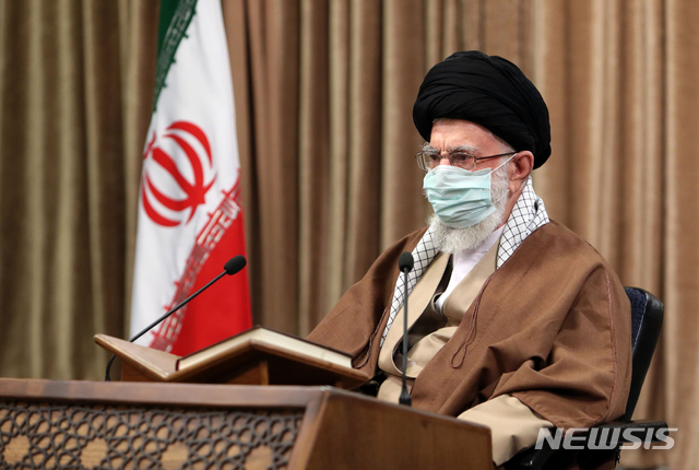[테헤란(이란)=AP/뉴시스]이란 최고지도자 아야톨라 알리 하메네이가 14일(현지시간) 테헤란에서 열린 회의에 참석하고 있다. 하메네이는 이날 라마단을 맞아 행한 연설에서 이란 핵 협상을 둘러싸고 빈 회담에서 나온 제의는 "검토할 가치가 없다"고 말했다. 2021.4.15