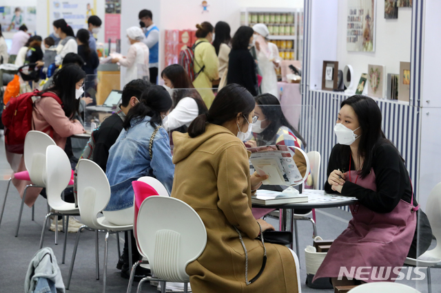 [서울=뉴시스]배훈식 기자 = 코베 베이비 페어가 개막한 지난 4월15일 오전 서울 강남구 코엑스 페어 전시장을 찾은 시민들이 육아 상담을 받고 있다. 2021.04.15. dahora83@newsis.com