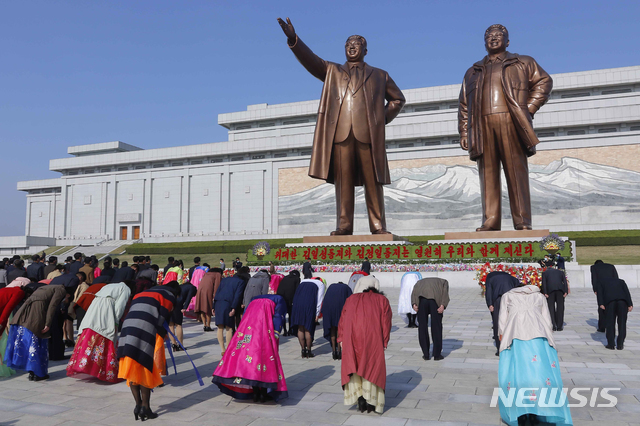 [평양=AP/뉴시스] 지난 15일 북한 평양에서 김일성 생일인 태양절을 맞아 주민들이 김일성·김정일 동상을 참배하고 있다. 2021.04.15.