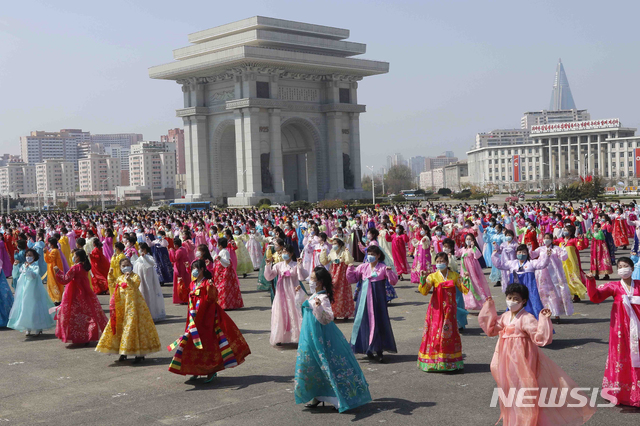 [평양=AP/뉴시스]김일성 전 주석의 생일인 태양절을 맞아 15일 북한 평양의 개선문 주변에서 북한 여성들이 춤을 추고 있다. 2021.04.15.