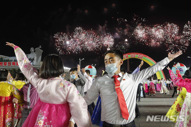 [평양=AP/뉴시스] 지난 15일 김일성 생일 태양절을 맞아 평양 김일성 광장에서 열린 기념 야회와 불꽃놀이 행사에서 북한 청년들이 춤을 추고 있다. 2021.04.16.