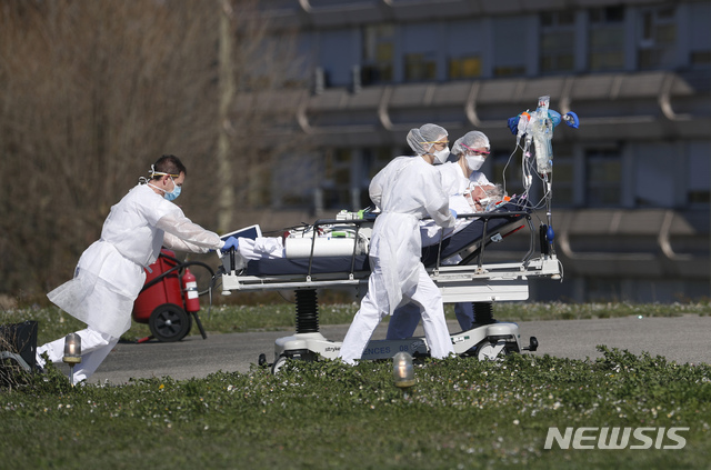 [뮐루즈(프랑스)=AP/뉴시스]지난 3월23일(현지시간) 프랑스 동부 뮐루즈의 한 병원에서 의료진들이 코로나19 환자를 긴급 이송하고 있다. 사진은 기사와 무관. 2021.12.07.
