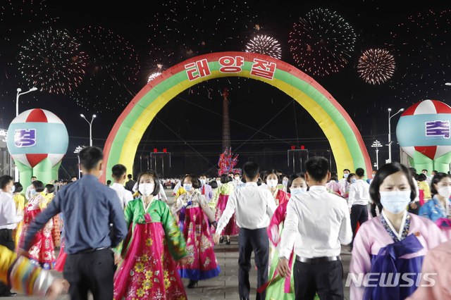 [평양=AP/뉴시스] 지난 15일 김일성 생일 태양절을 맞아 평양 김일성 광장에서 열린 기념 야회와 불꽃놀이 행사에서 북한 청년들이 춤을 추고 있다. 2021.04.16.