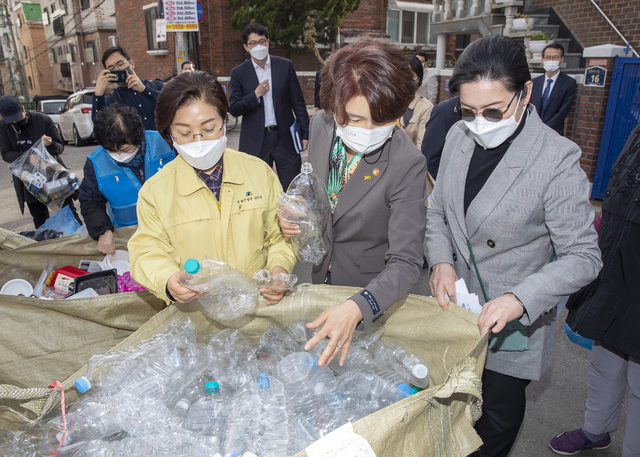 [서울=뉴시스]최진석 기자 = 한정애 환경부 장관이 지난 4월16일 오후 서울 은평구의 단독주택 지역 재활용품 수거현장을 방문해 올해 전국적으로 8000명의 '분리배출 도우미'가 배치될 현장을 사전 점검하고 있다. 2021.04.16. (사진=환경부 제공). photo@newsis.com *재판매 및 DB 금지