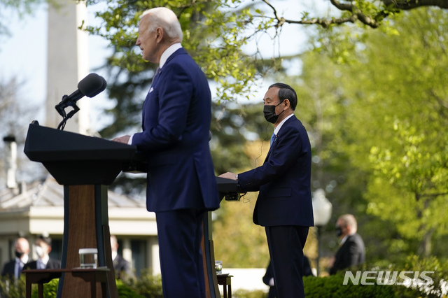 [워싱턴=AP/뉴시스]조 바이든 미국 대통령과 스가 요시히데 일본 총리가 16일(현지시간) 첫 정상회담을 마친 뒤 백악관 로즈가든에서 공동 기자회견을 하고 있다. 2021.04.17. 