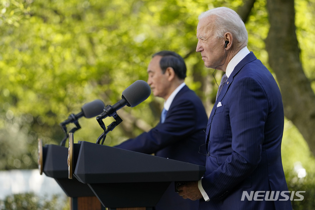 [워싱턴=AP/뉴시스]조 바이든(오른쪽) 미국 대통령과 스가 요시히데 일본 총리가 16일(현지시간) 백악관 집무실에서 정상 회담을 마치고 로즈가든으로 장소를 옮겨 공동 기자회견을 하고 있다. 2021.04.17. 
