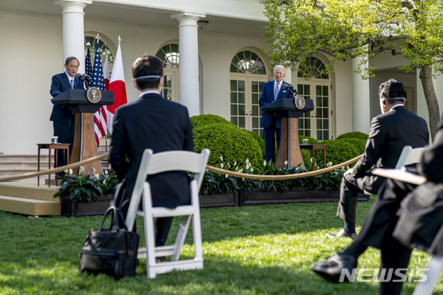[워싱턴=AP/뉴시스]조 바이든(오른쪽) 미국 대통령과 스가 요시히데 일본 총리가 16일(현지시간) 백악관 집무실에서 정상 회담을 마치고 로즈가든으로 장소를 옮겨 공동 기자회견을 하고 있다. 2021.04.19.