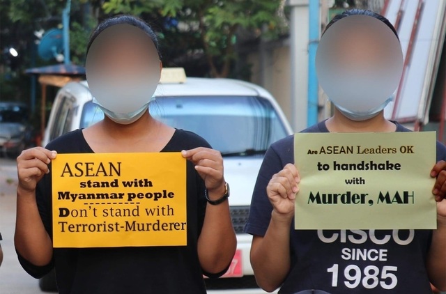 [서울=뉴시스]동남아시아국가연합(아세안·ASEAN) 특별 정상회의에 반군부 진영 임시정부 참석을 허용할 것 촉구하는 시위대(사진 = 트위터 갈무리) 2021.04.19 