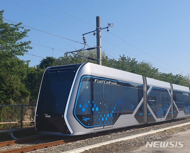 [창원=뉴시스]현대로템은 19일 'K-수소트램 컨셉카'를 처음 공개했다. 사진은 일부 구간을 시험 운행 중인 수소트램 컨셉카의 모습. 2021.04.19.(사진=고은결 기자)