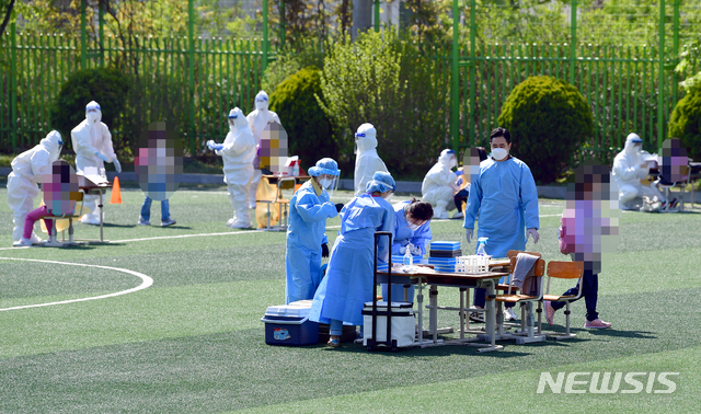 [광주=뉴시스]류형근 기자 = 19일 오전 광주 광산구 한 초등학교 운동장에서 코로나19 전수검사가 진행되고 있다. 2021.04.19. hgryu77@newsis.com