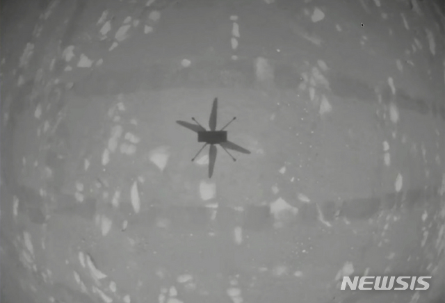 [AP/뉴시스] 19일 나사가 화성에서 받아 공개한 사진으로 실험헬리콥터 인저뉴어티가 화성 땅에서 솟아오르는 순간의 자신의  그림자 촬영해 보냈다.