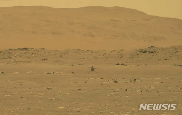 [AP=뉴시스] 화성에서 인저뉴어티가 30초간 3m 높이의 상승비행을 마치고 화성의 강풍에도 성공적으로 다시 착지하고 있다. 