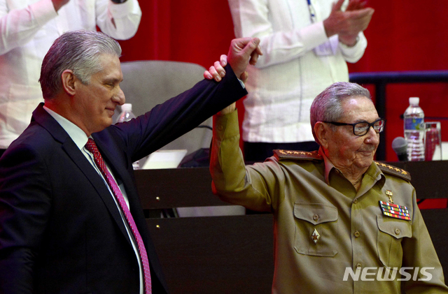 [아바나(쿠바)=AP/뉴시스]쿠바 아바나의 컨벤션 팰리스에서 19일 열린 쿠바 공산당 총회 폐막식에서 국가평의회 의장직에서 물러난 라울 카스트로(오른쪽)가 자신의 뒤를 이어 새 의장으로 선출된 미겔 디아즈 카넬의 손을 들어보이고 있다. 디아즈 카넬이 새 국가평의회 의장이 됨으로써 지난 1959년 쿠바 혁명 이후 계속돼온 쿠바의 카스트로 왕조가 막을 내렸다. 2021.4.20 