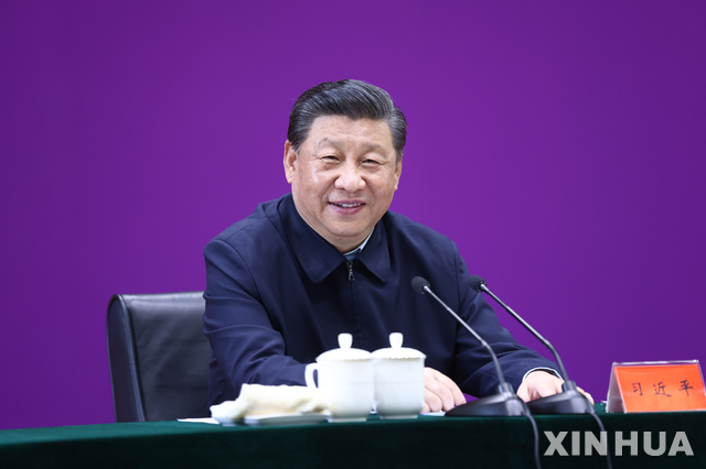 [베이징=신화/뉴시스]시진핑 중국 국가주석이 19일 중국 베이징의 칭화대를 방문해 교수진과 학생 대표들로 구성된 심포지엄에 참석하고 있다. 시 주석은 개교 110주년을 앞둔 모교 칭화대를 방문했다. 2021.04.20.