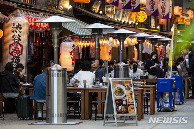 [도쿄=AP/뉴시스]지난 20일 일본 도쿄 식당과 술집의 야외 좌석에 시민들이 앉아있다. 2021.04.23. 