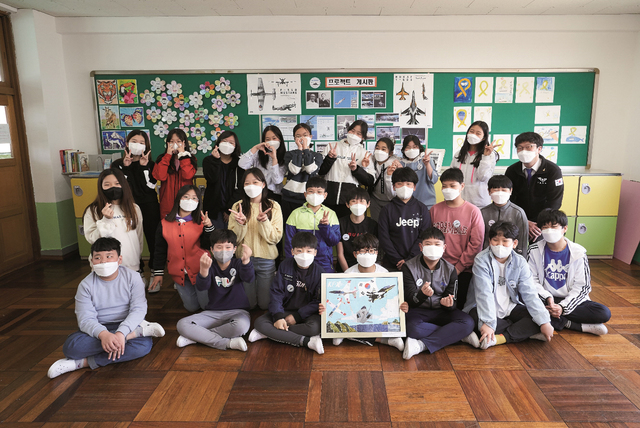 부산 동신초등학교 6학년 1반 선생님과 학생들. *재판매 및 DB 금지