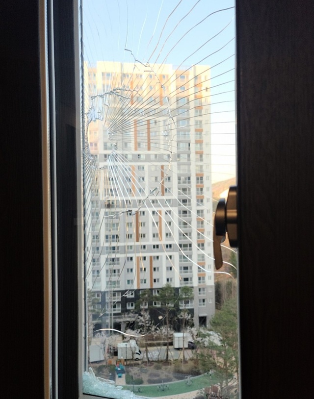 아파트 11층 높이로 날아든 골프공에 깨진 창문. (사진=독자제공) *재판매 및 DB 금지
