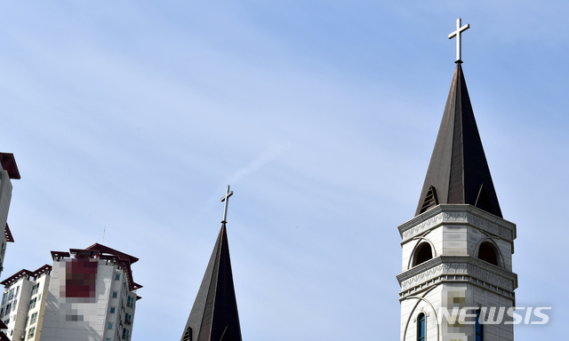[광주=뉴시스] = 도심 하늘로 뻗은 교회 십자가. (사진=뉴시스 DB). photo@newsis.com *재판매 및 DB 금지