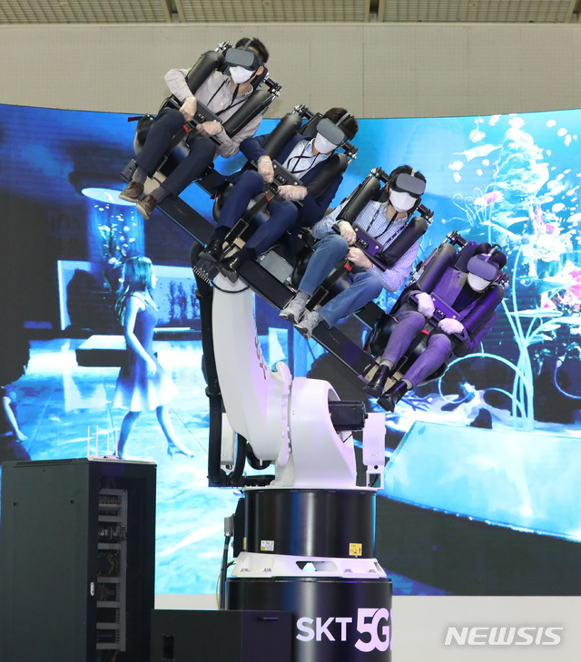 [서울=뉴시스]조수정 기자 = 지난해 4월 서울 삼성동 코엑스에서 열린 '월드IT쇼 2021'에서 참가자들이 SKT 부스 VR 체험을 하고 있다. 2021.04.21. chocrystal@newsis.com