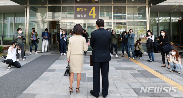 [서울=뉴시스]이영환 기자 = 이재명 경기도지사를 상대로 3억원의 손해배상 청구 소송을 제기한 배우 김부선(오른쪽)과 강용석 변호사가 21일 오후 서울 송파구 서울동부지방법원에서 열린 첫 재판에 출석하며 발언을 하고 있다. 2021.04.21. 20hwan@newsis.com