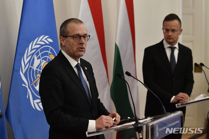 [부다페스트=AP/뉴시스] 한스 클루주 세계보건기구(WHO) 유럽사무소 소장(왼쪽) 지난해 4월21일 헝가리 수도 부다페스트에서 열린 기자회견에서 발언하고 있다. 2022.07.02.