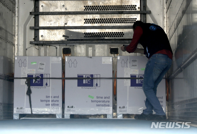 [이들립=AP/뉴시스] 21일 터키 남서부 국경의 밥 아하와를 통해 유엔 코백스의 아스트라제네카 백신이 시리아 반군 지역에 전달되었다. 냉동트럭 안의 백신 박스를 체크하고 있다 